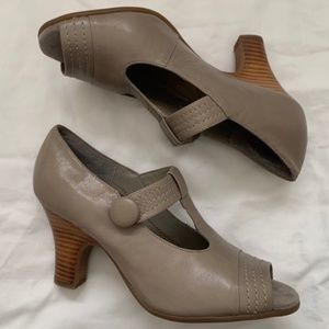 NWOT Retro Style Peep Toe Shoes